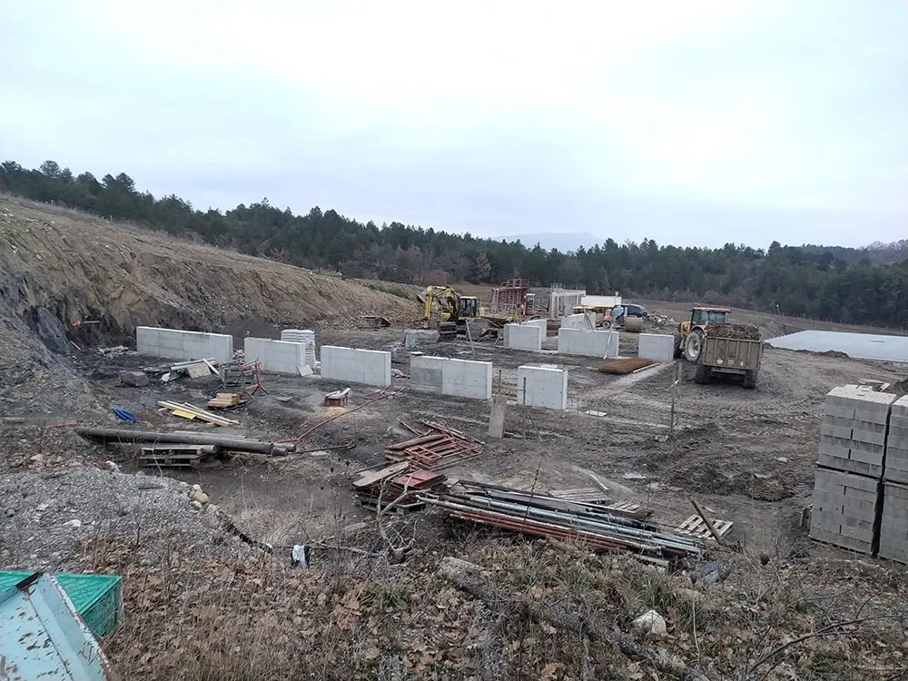 Voiles béton coulés et palettes d'agglos livrées sur le chantier à Upaix