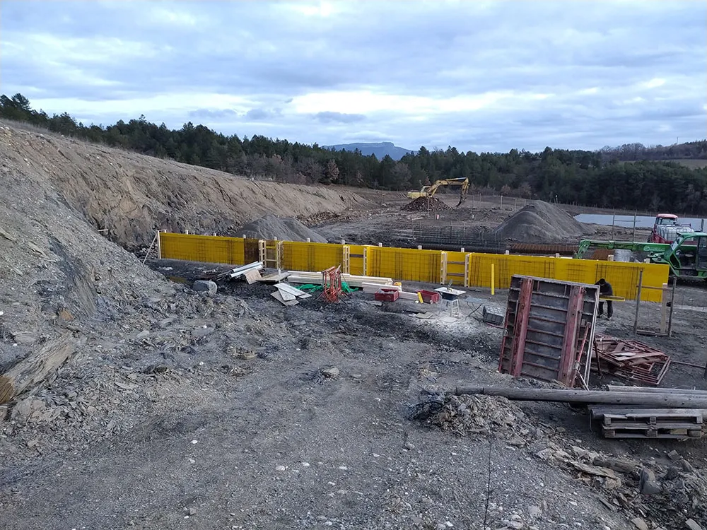 Alignement de banches métalliques et ferraillage du mur de soutènement en béton armé à Upaix