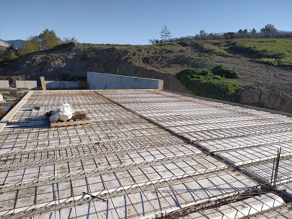 Plancher à poutrelles et entrevous isolants avec treillis soudé avant coulage à Upaix