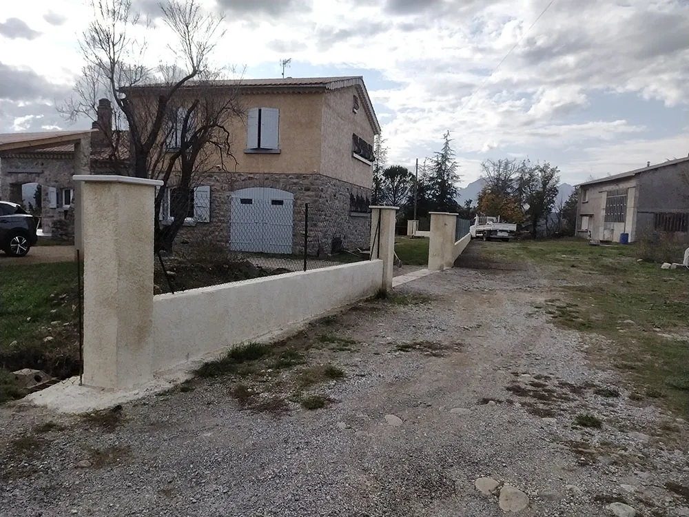 Entrée de propriété à Sisteron avec les piliers du portail de 4,50 m et l'accès des portillons