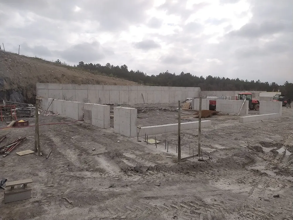 Ouvrages en béton armé terminés, mur de soutènement et murs du hangar à Upaix