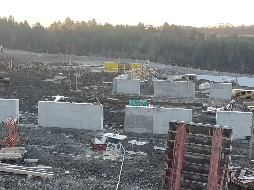 Murs de soubassement en béton et coffrages sur le chantier à Upaix