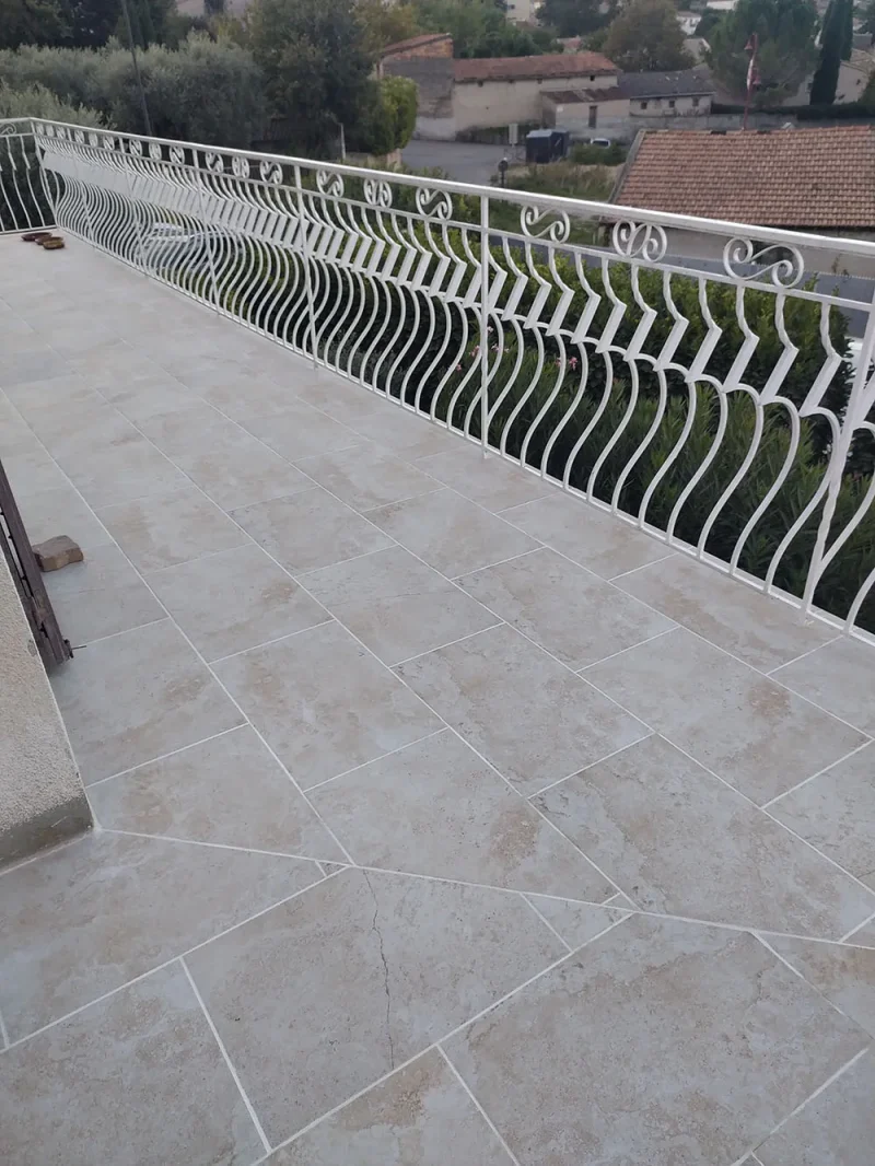 Pose de carrelage sur balcon, finition soignée, Alpes-de-Haute-Provence