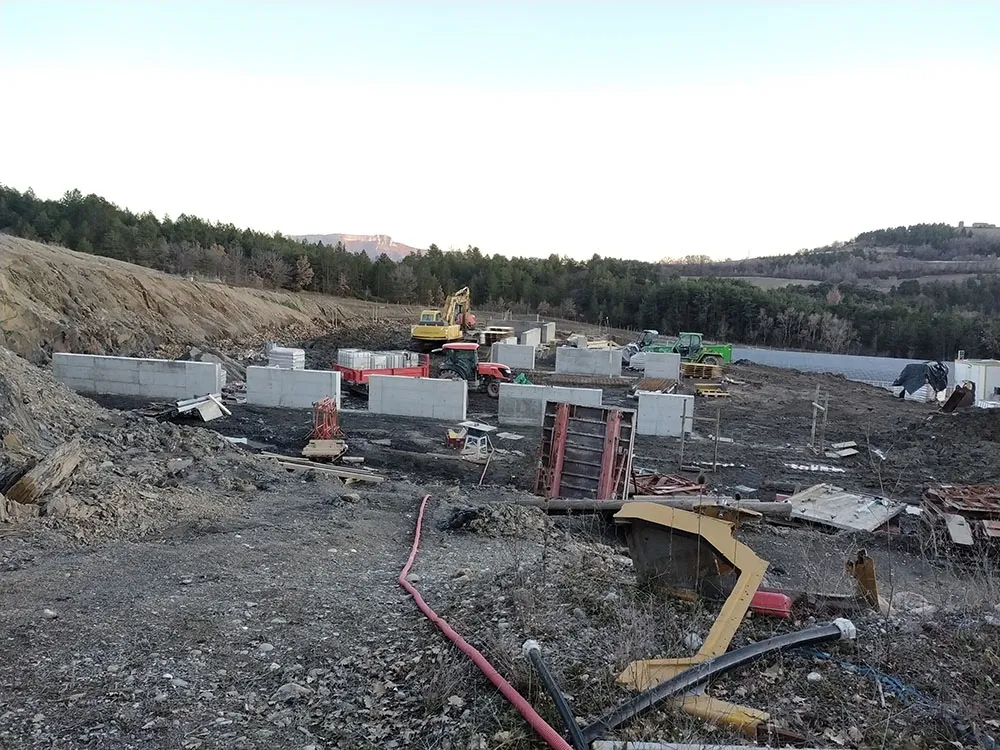 Engins et murs en béton armé sur le chantier agricole à Upaix