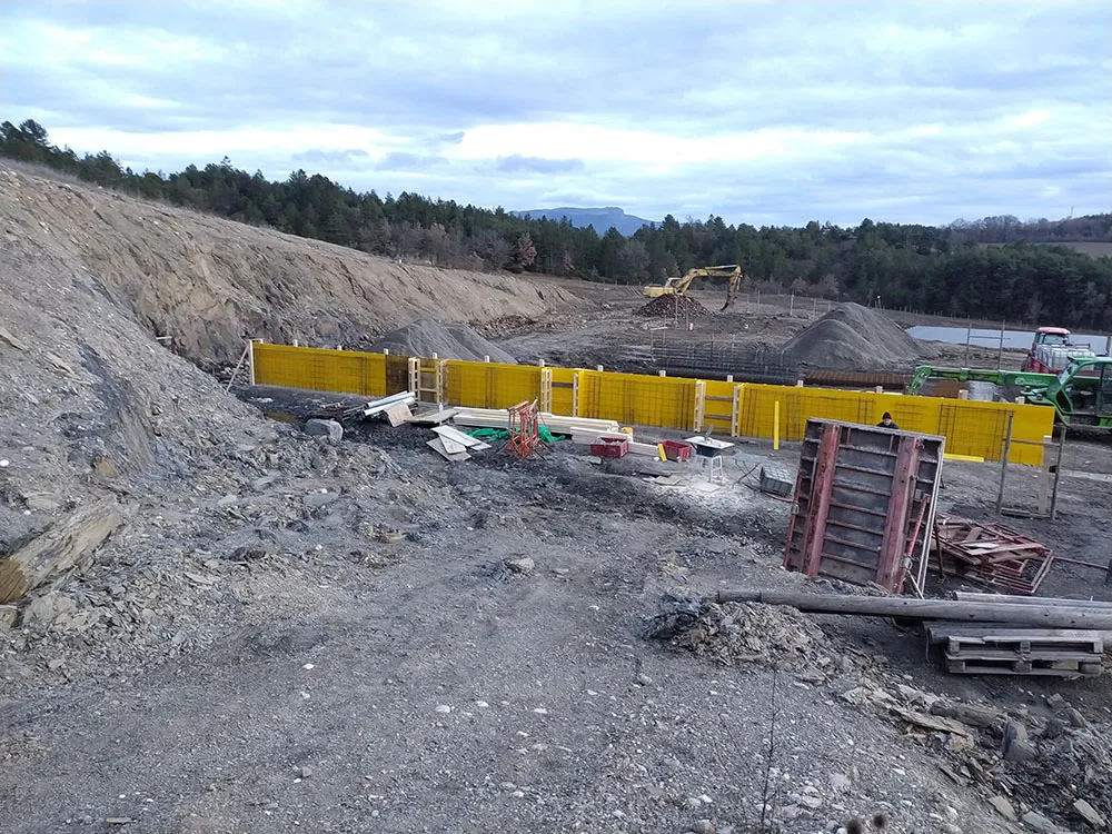 Terrassement et coffrage du mur de soutènement à Upaix