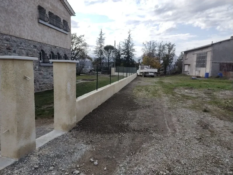 Mur de clôture en pierre avec enduit à la chaux et piliers, Alpes-de-Haute-Provence