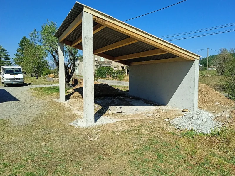 Structure maçonnée avec charpente bois, chantier Construction Sur Mesure