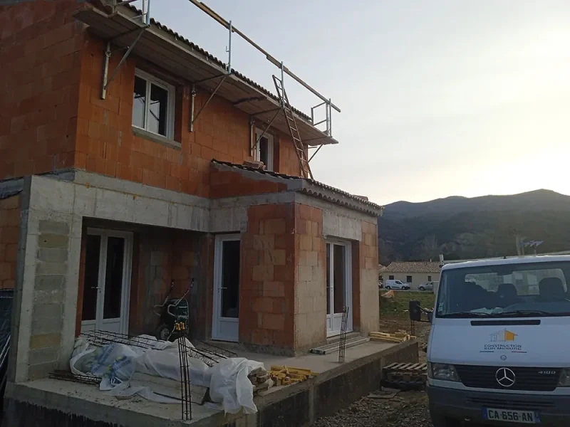 Chantier de villa en brique aux normes RE2020, Alpes-de-Haute-Provence
