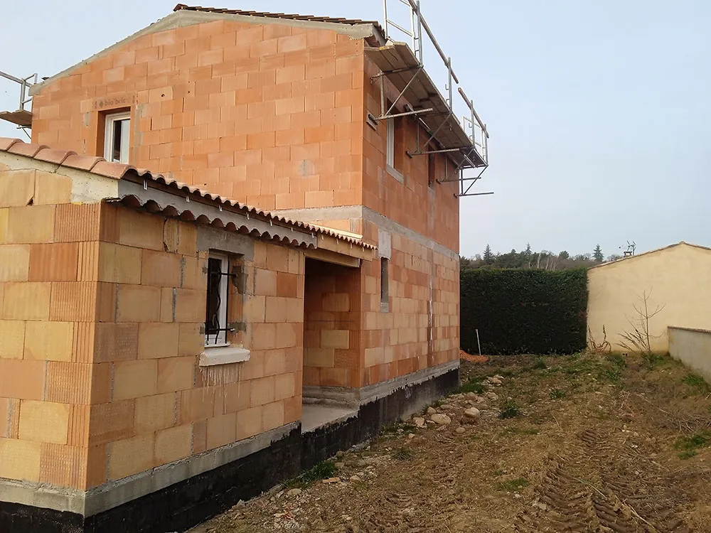 Villa RE2020 en briques isolantes bio'bric, toiture en tuiles béton et menuiseries posées à Château-Arnoux