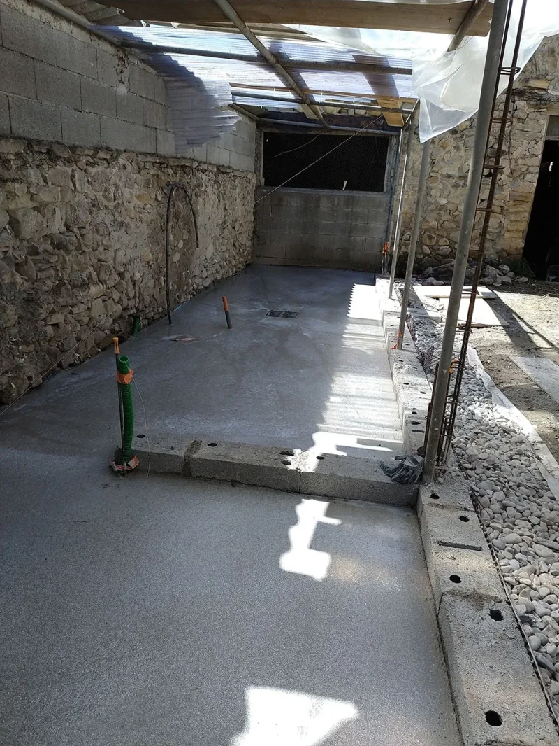 Dallage béton lissé fini, aménagement extérieur, Alpes-de-Haute-Provence