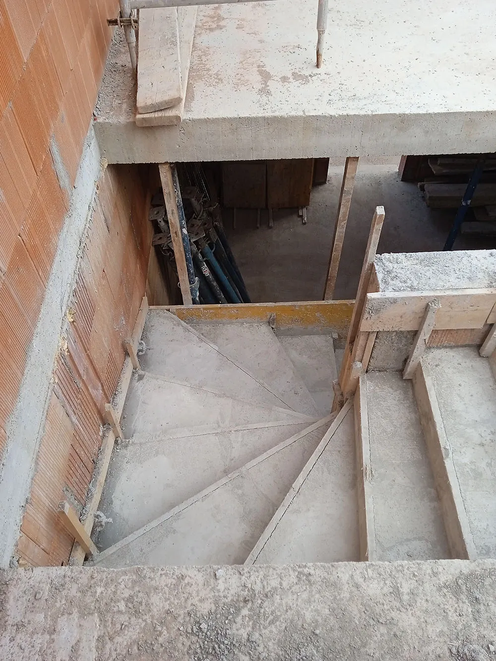 Escalier double quart tournant en béton armé, coffrage et marches balancées, villa RE2020 à Château-Arnoux