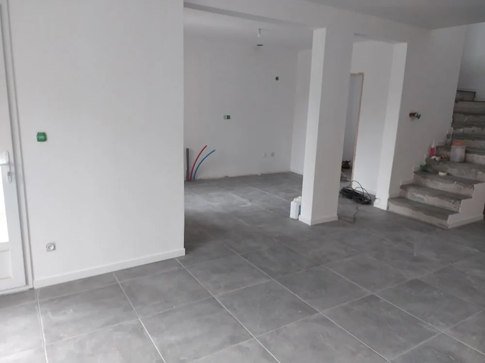 Pièce de vie doublée en plaques de plâtre, peinte en blanc avec plinthes, villa RE2020 à Château-Arnoux