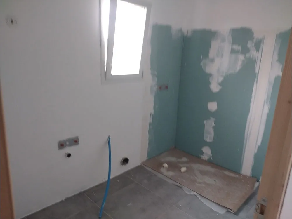 Salle de bain en plaques de plâtre hydrofuges avec bandes à joint, villa RE2020 à Château-Arnoux